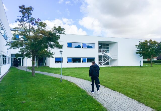Maling af facade – Høje Taastrup Gymnasium