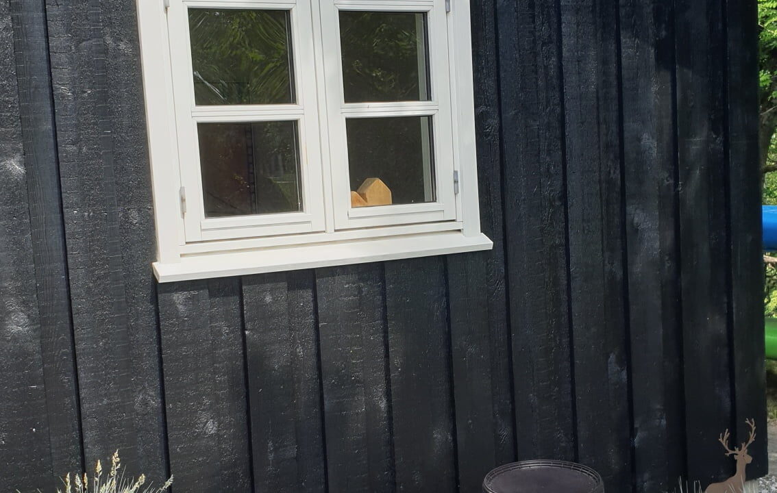 Træfacade på dansk sommerhus