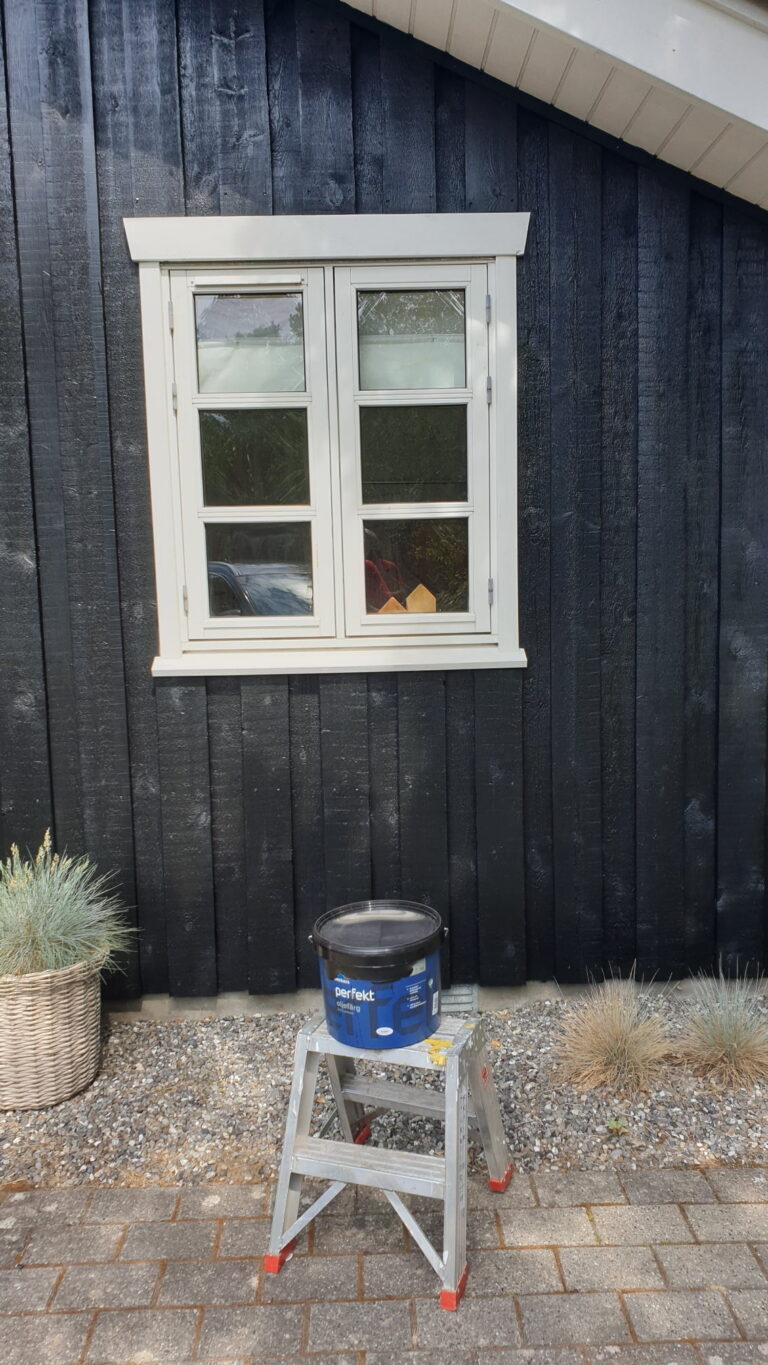 Træfacade på dansk sommerhus