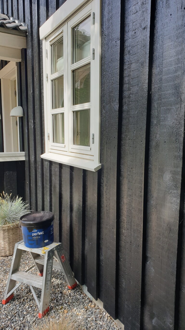 Træfacade på dansk sommerhus