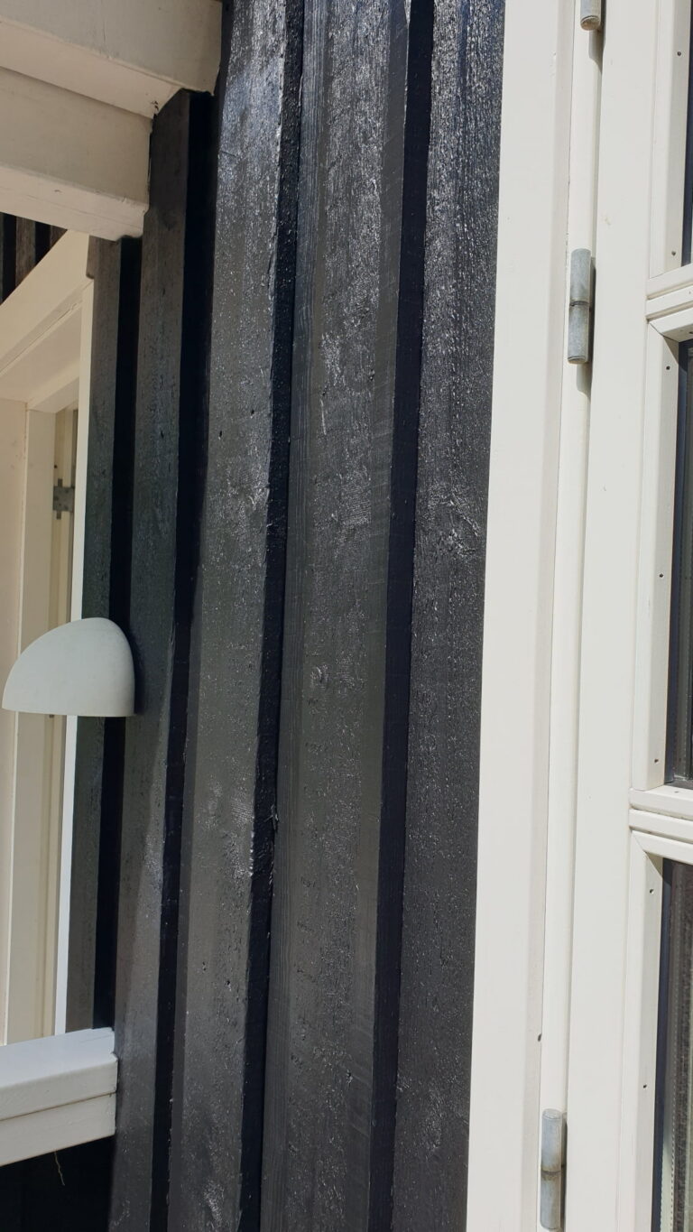 Træfacade på dansk sommerhus