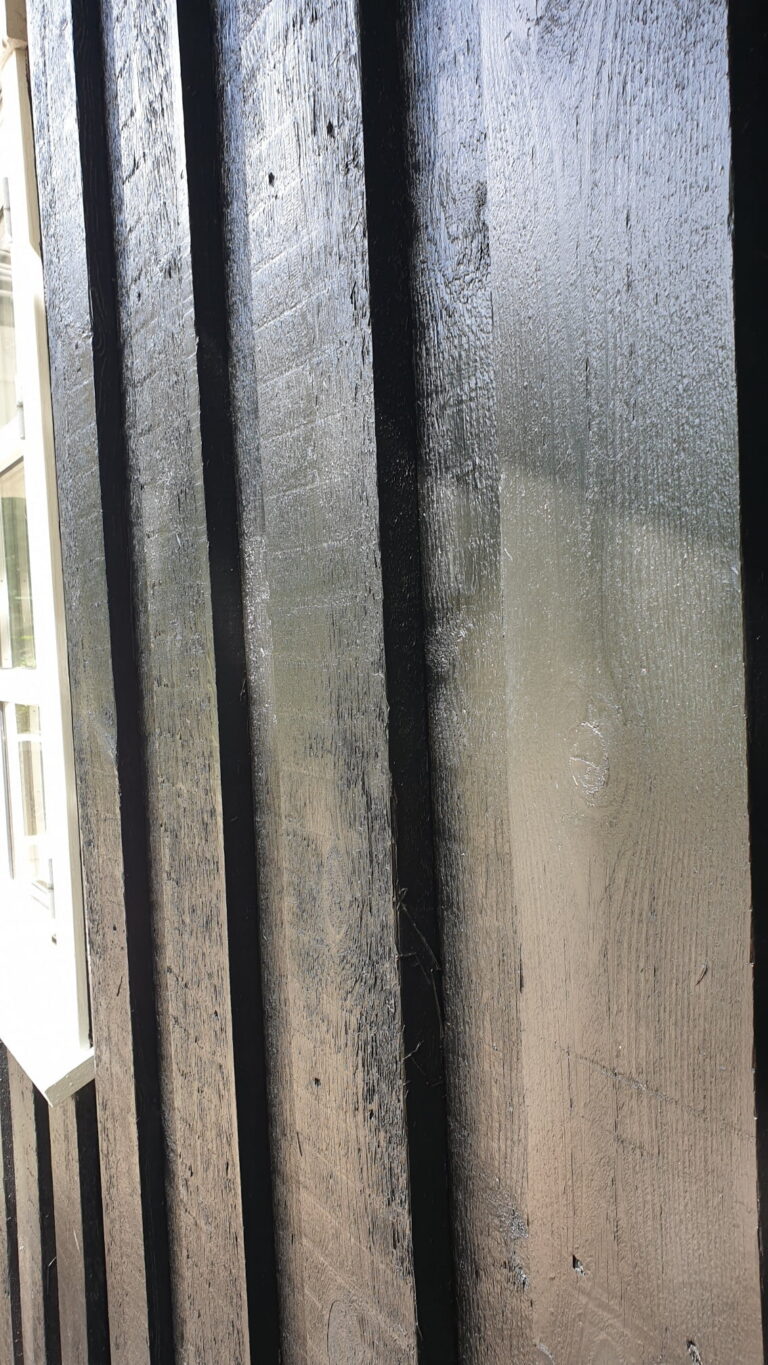 Træfacade på dansk sommerhus